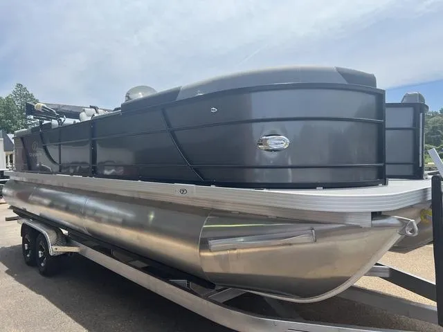 Slide: The Image of Veranda VR25RC Deluxe Tri-Toon 2024 - 4