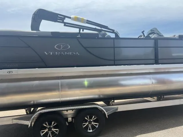 Slide: The Image of Veranda VR25RC Deluxe Tri-Toon 2024 - 5