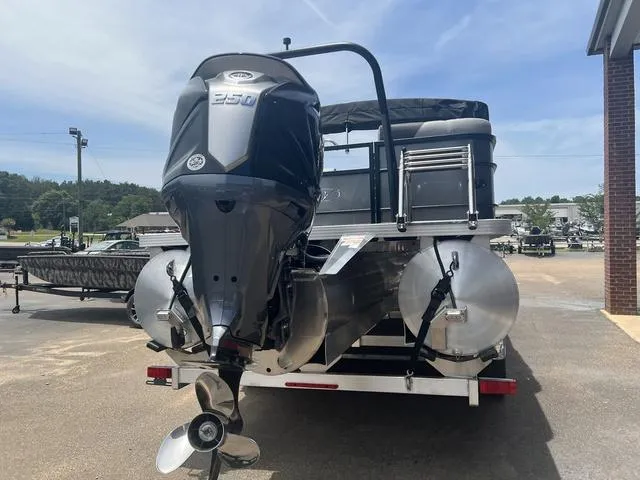 Slide: The Image of Veranda VR25RC Deluxe Tri-Toon 2024 - 7