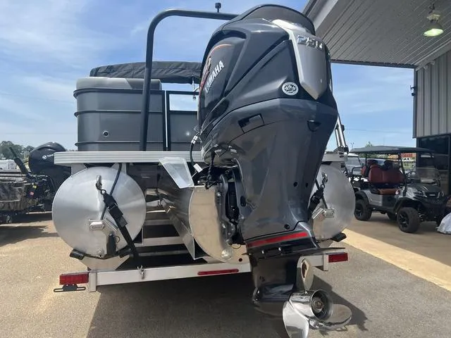 Slide: The Image of Veranda VR25RC Deluxe Tri-Toon 2024 - 8