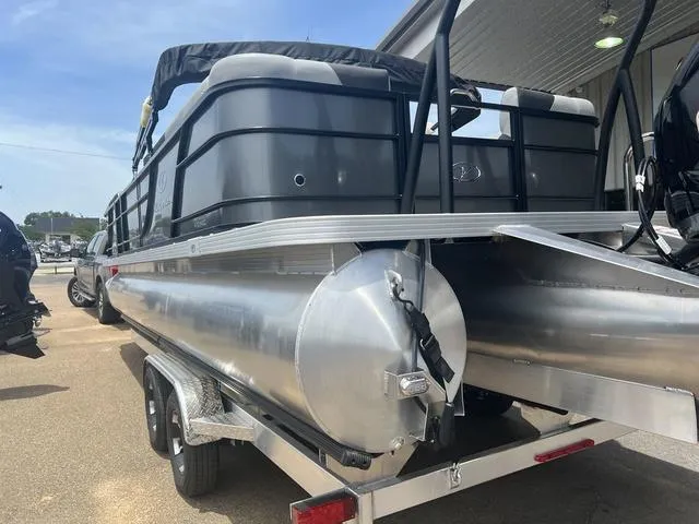 Slide: The Image of Veranda VR25RC Deluxe Tri-Toon 2024 - 9