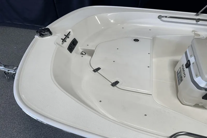 Slide: The Image of Boston Whaler 150 Montauk 2025 - 13