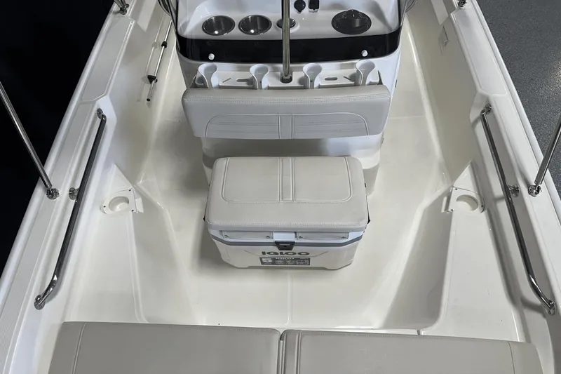 Slide: The Image of Boston Whaler 150 Montauk 2025 - 47