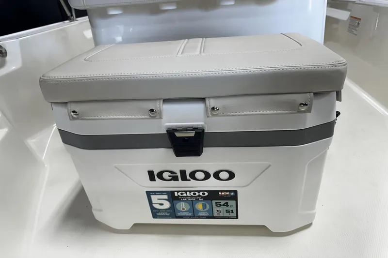 Slide: The Image of Boston Whaler 150 Montauk 2025 - 48