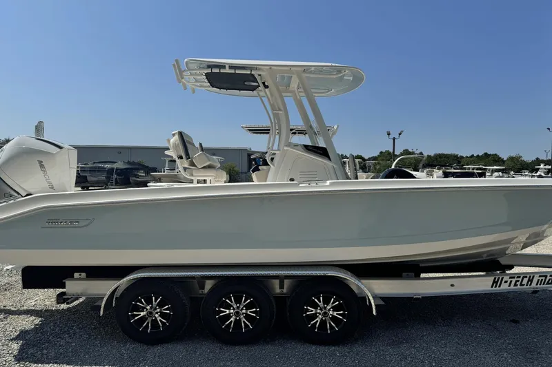 Slide: The Image of Boston Whaler 250 Dauntless 2025 - 1