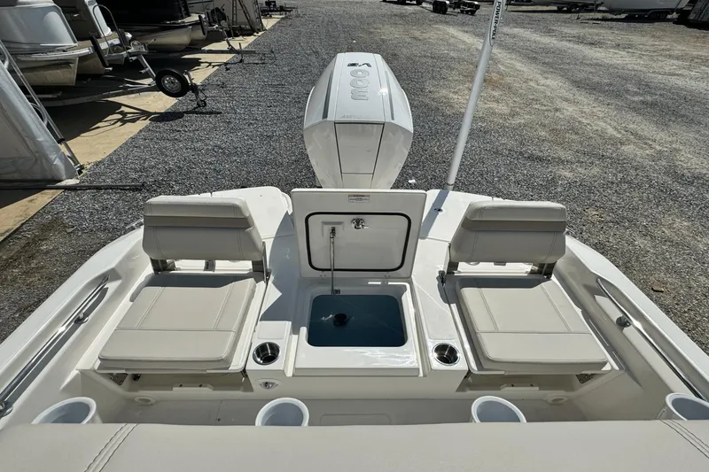 Slide: The Image of Boston Whaler 250 Dauntless 2025 - 6