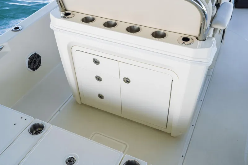 Slide: The Image of Boston Whaler 250 Dauntless 2025 - 62