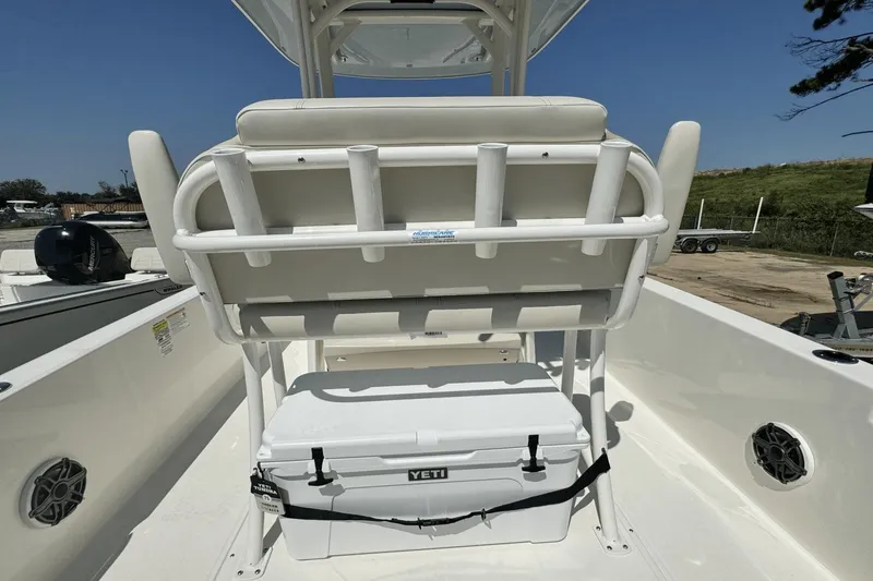 Slide: The Image of Boston Whaler 250 Dauntless 2025 - 7