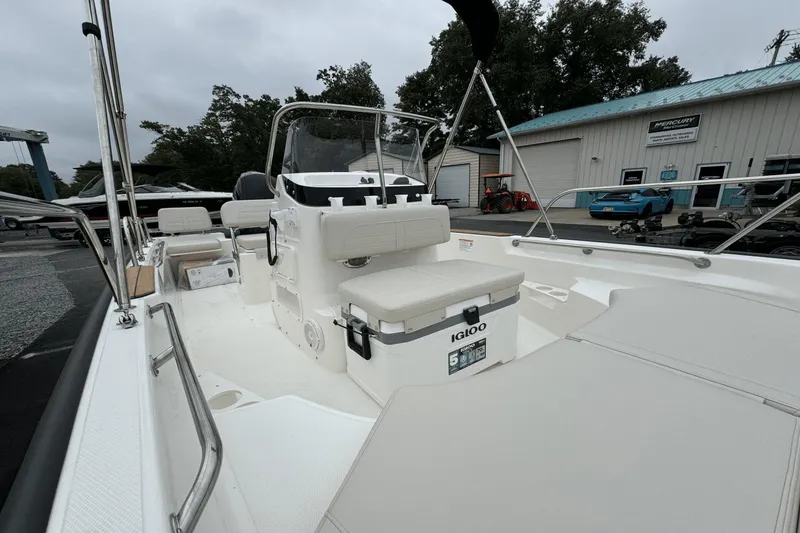 Slide: The Image of Boston Whaler 170 Montauk 2025 - 12