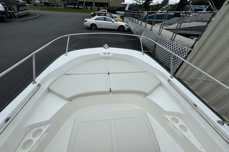 Slide: The Image of Boston Whaler 170 Montauk 2025 - 13