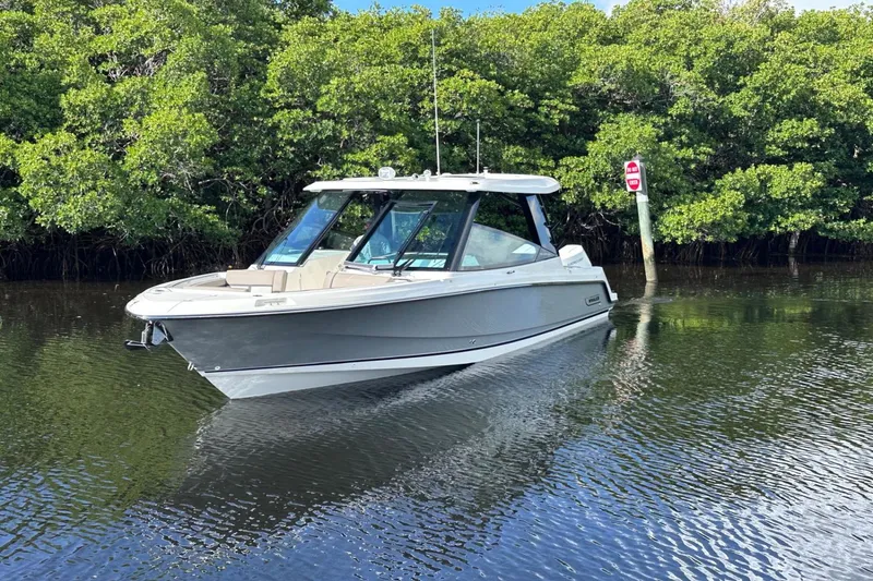 Slide: The Image of Boston Whaler 330 Vantage 2025 - 1