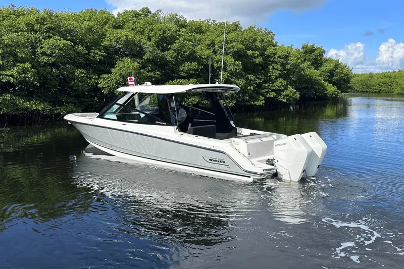 Slide: The Image of Boston Whaler 330 Vantage 2025 - 10
