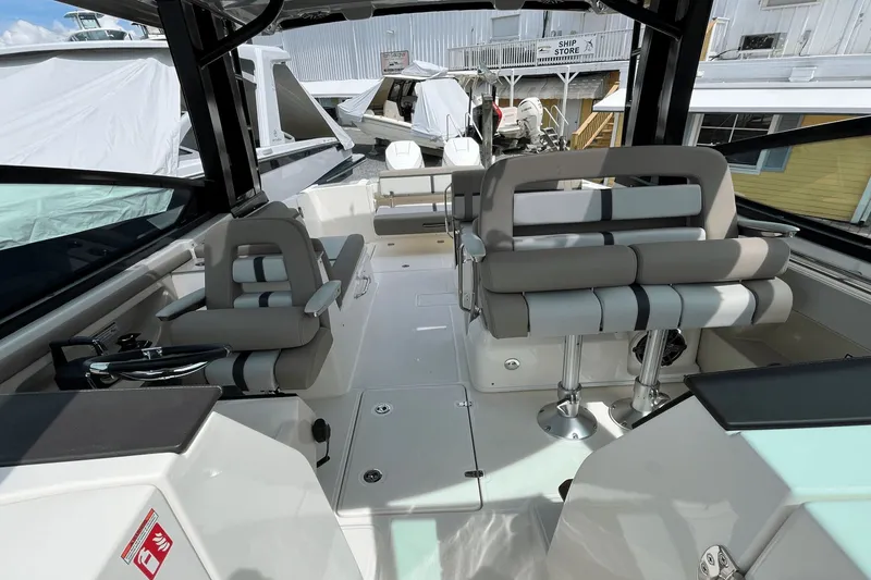 Slide: The Image of Boston Whaler 330 Vantage 2025 - 13