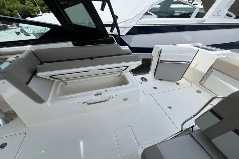 Slide: The Image of Boston Whaler 330 Vantage 2025 - 20