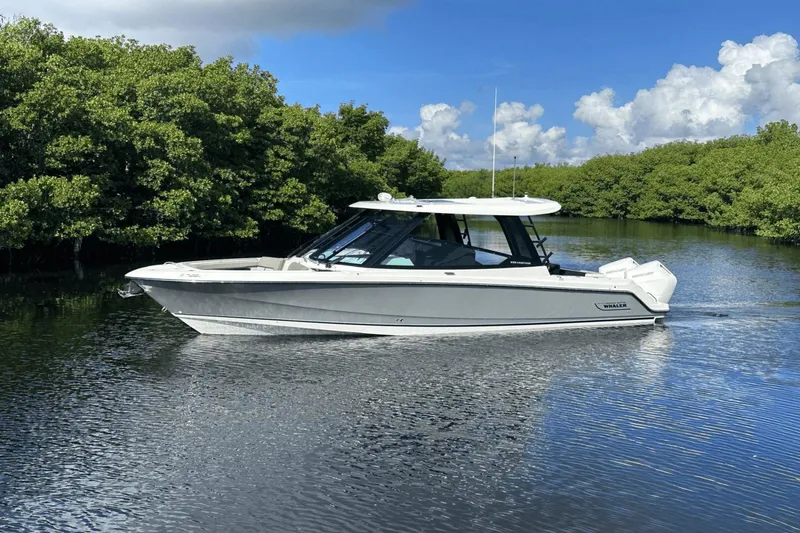 Slide: The Image of Boston Whaler 330 Vantage 2025 - 24