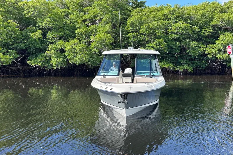 Slide: The Image of Boston Whaler 330 Vantage 2025 - 3