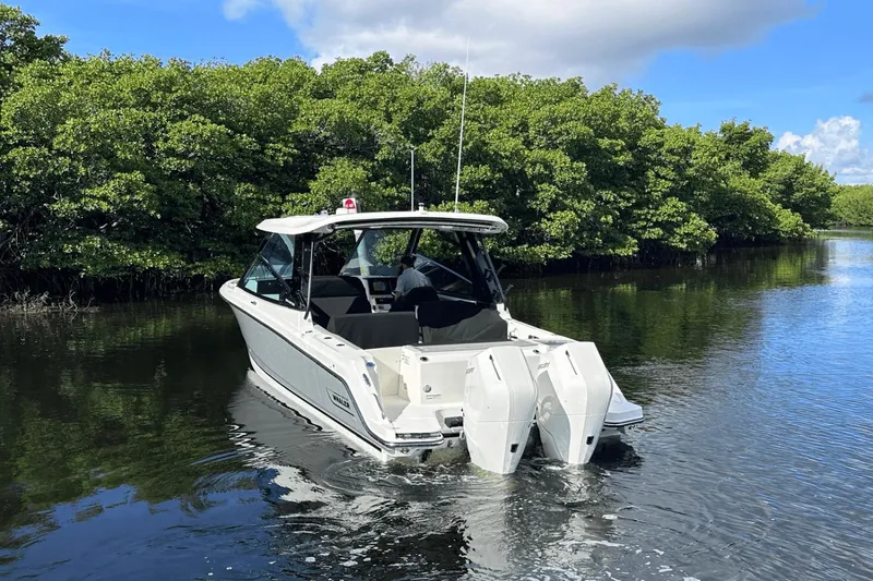 Slide: The Image of Boston Whaler 330 Vantage 2025 - 9