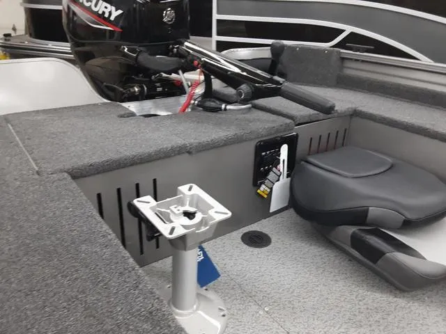 Slide: The Image of Crestliner 1650 Discovery Tiller 2024 - 17