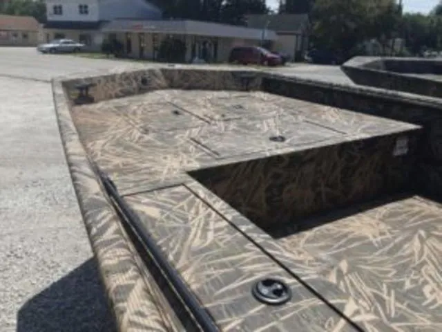 Slide: The Image of Lowe Roughneck 1860 2024 - 4