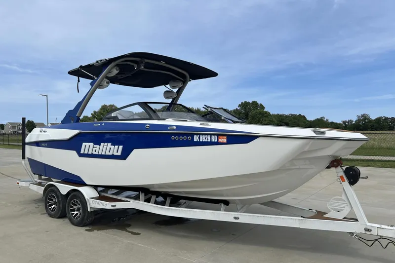 Slide: The Image of Malibu M220 2021 - 0