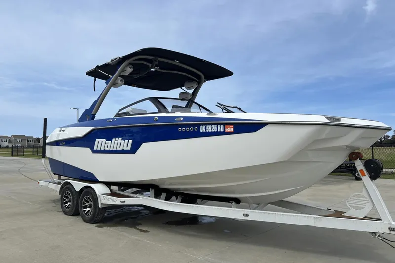 Slide: The Image of Malibu M220 2021 - 1