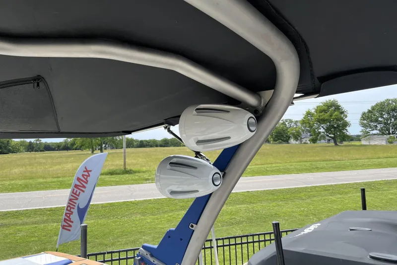 Slide: The Image of Malibu M220 2021 - 10