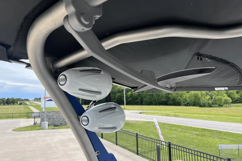 Slide: The Image of Malibu M220 2021 - 11