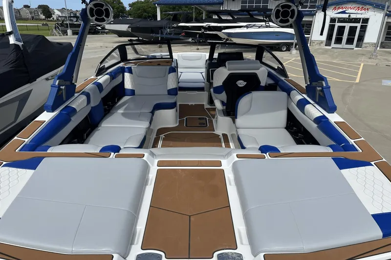 Slide: The Image of Malibu M220 2021 - 12