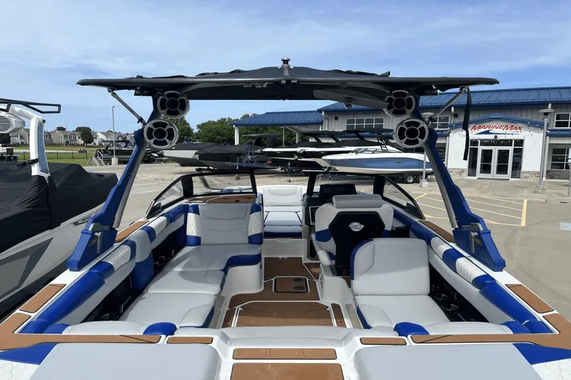 Slide: The Image of Malibu M220 2021 - 13