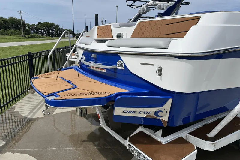 Slide: The Image of Malibu M220 2021 - 14