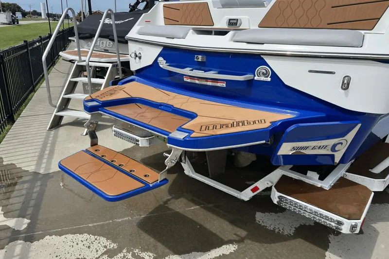 Slide: The Image of Malibu M220 2021 - 15