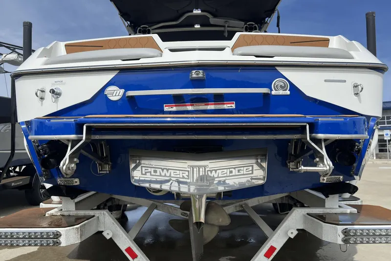 Slide: The Image of Malibu M220 2021 - 16