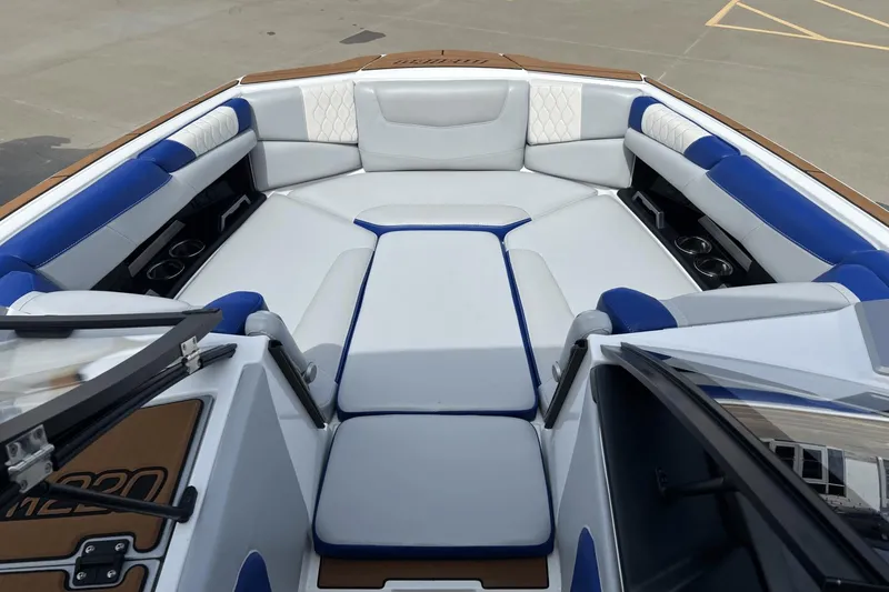 Slide: The Image of Malibu M220 2021 - 17