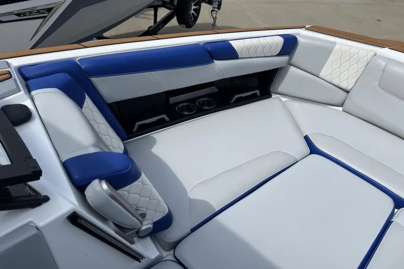 Slide: The Image of Malibu M220 2021 - 18