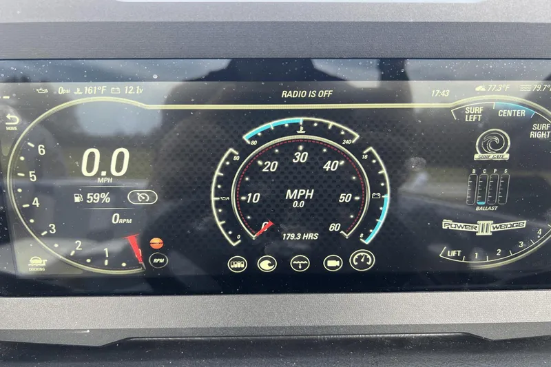 Slide: The Image of Malibu M220 2021 - 19