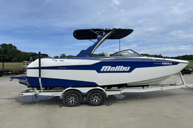 Slide: The Image of Malibu M220 2021 - 2