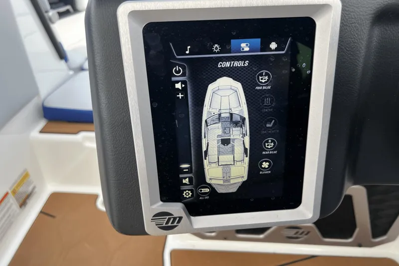 Slide: The Image of Malibu M220 2021 - 20