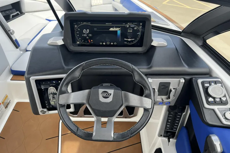 Slide: The Image of Malibu M220 2021 - 21