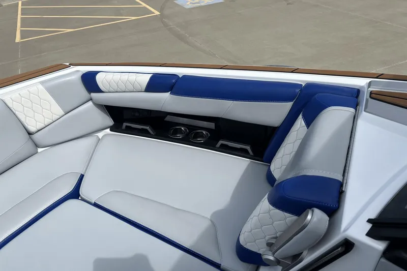 Slide: The Image of Malibu M220 2021 - 4