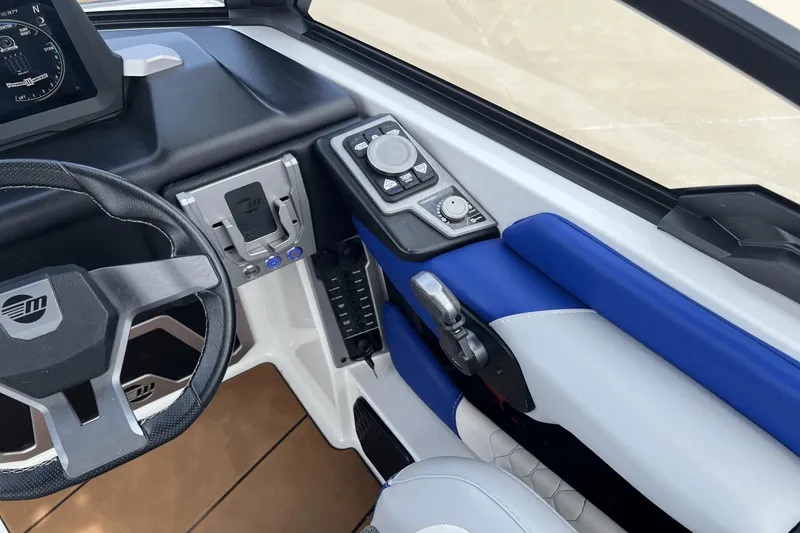 Slide: The Image of Malibu M220 2021 - 5