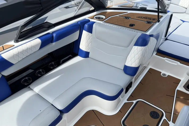 Slide: The Image of Malibu M220 2021 - 6