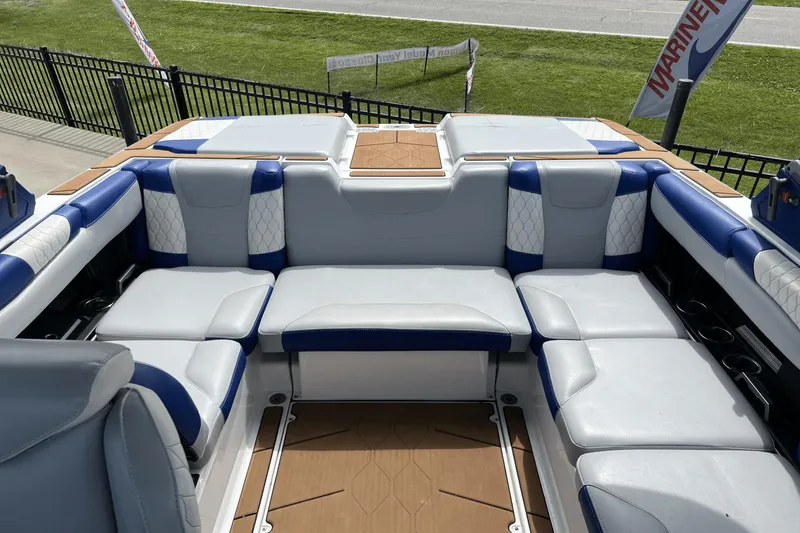 Slide: The Image of Malibu M220 2021 - 7