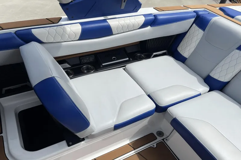 Slide: The Image of Malibu M220 2021 - 8