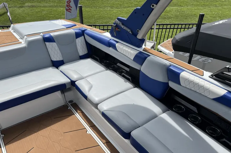 Slide: The Image of Malibu M220 2021 - 9