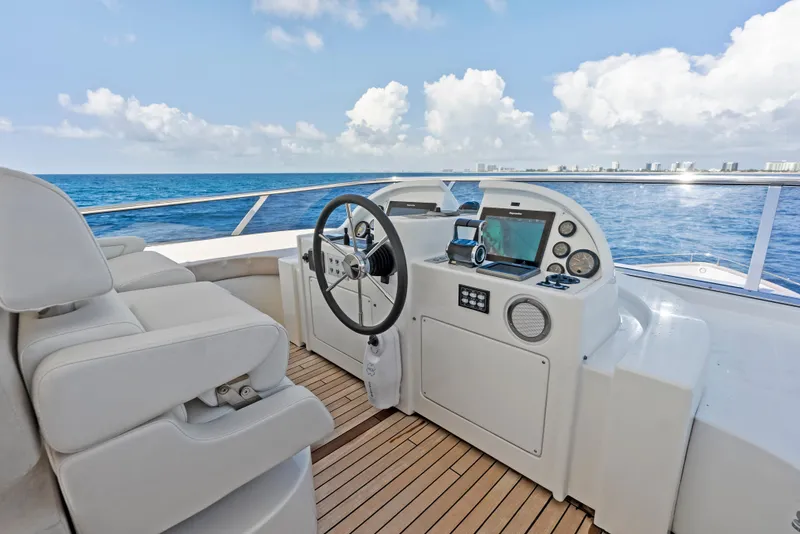 Slide: The Image of Azimut Magellano 76 2016 - 52