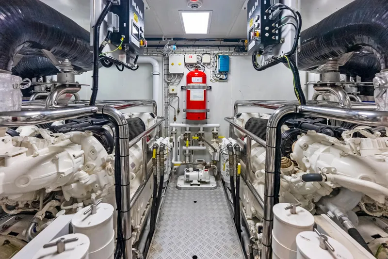 Slide: The Image of Azimut Magellano 76 2016 - 58