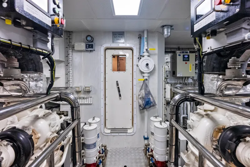 Slide: The Image of Azimut Magellano 76 2016 - 61