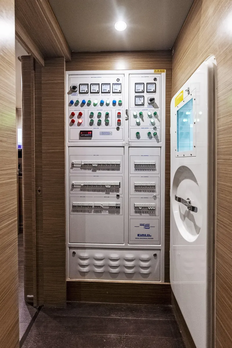 Slide: The Image of Azimut Magellano 76 2016 - 62