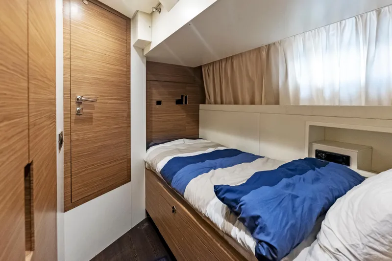 Slide: The Image of Azimut Magellano 76 2016 - 64