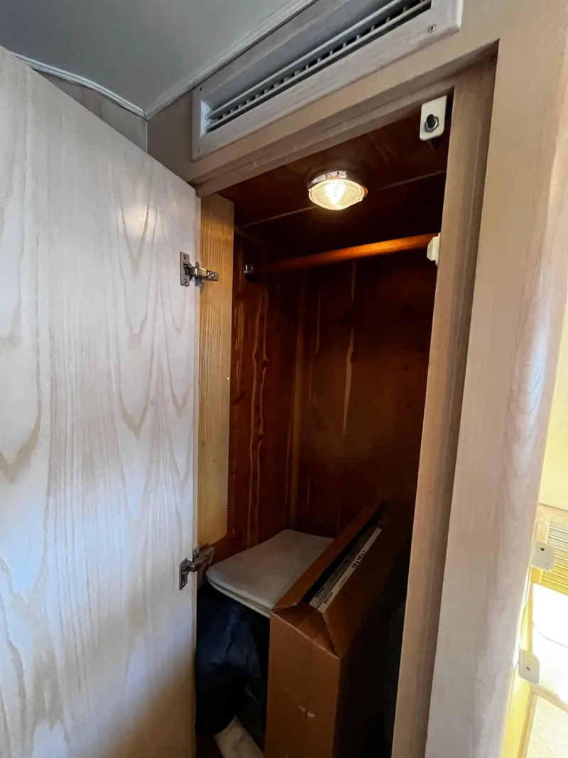 Slide: The Image of Hatteras 52 Cockpit Motoryacht 1991 - 77